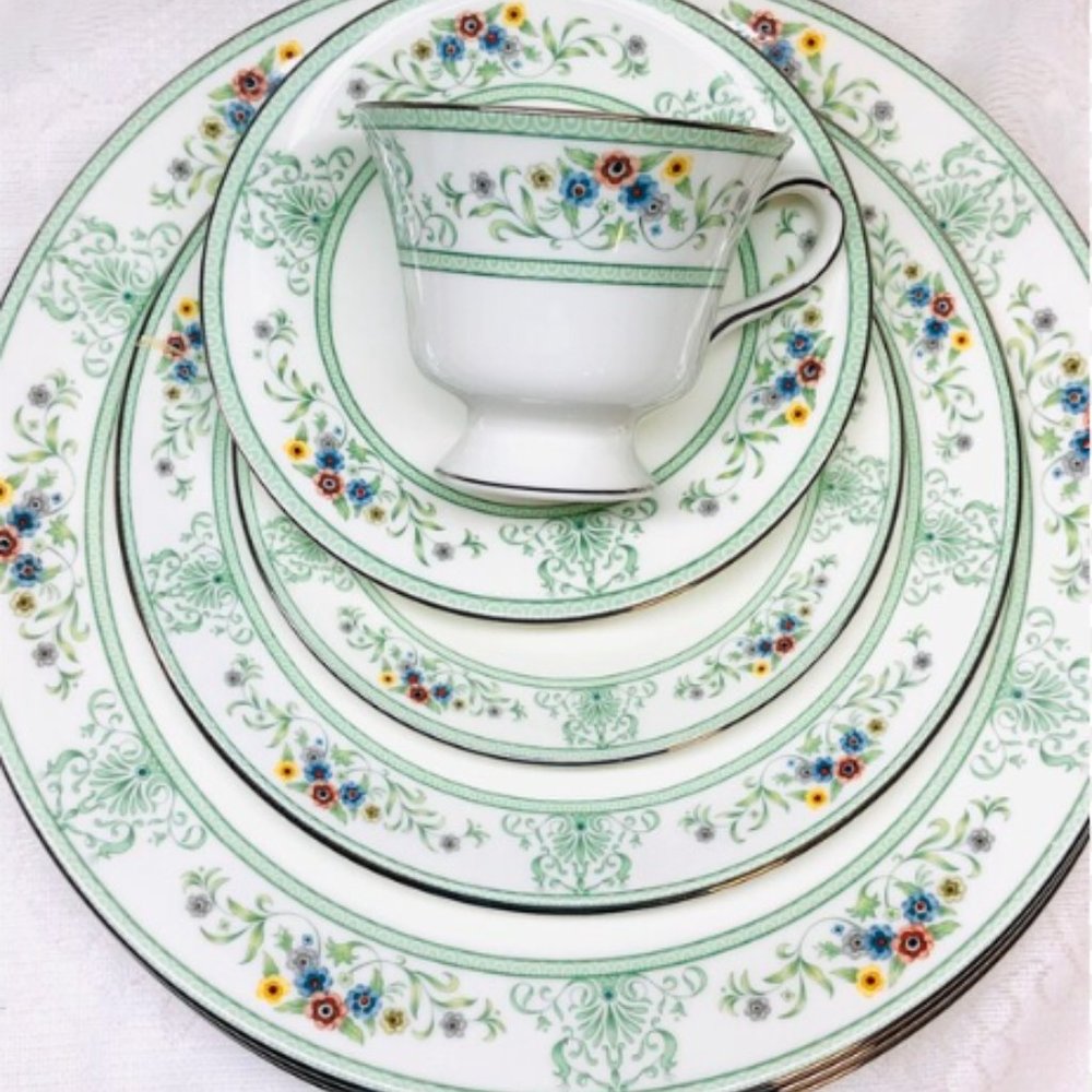 Wedgewood Agincourt Green Vintage from the 1970s 5p place settings